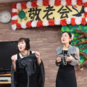 いつも陽気なスタッフが華麗なドレス姿で登場